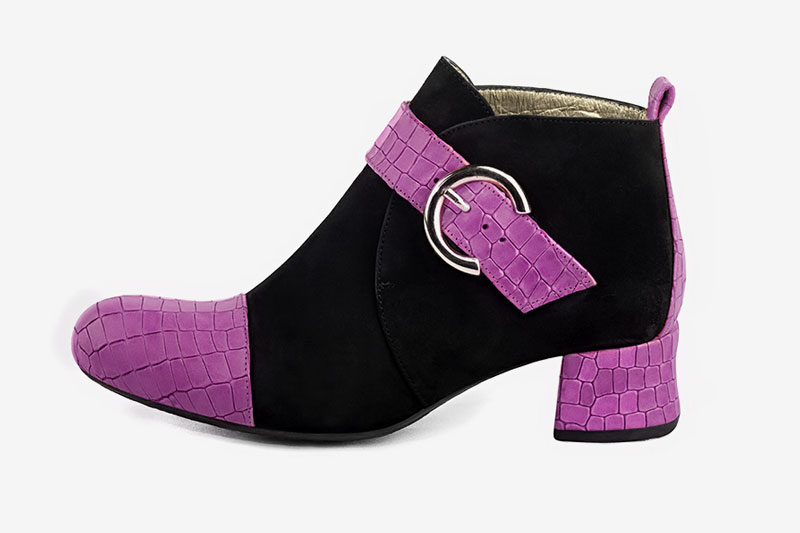 Mauve purple and matt black women's ankle boots with buckles at the front. Round toe. Low flare heels. Profile view - Florence KOOIJMAN